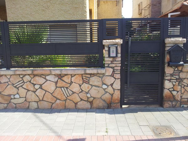 שער+גדר קוים אופקיים